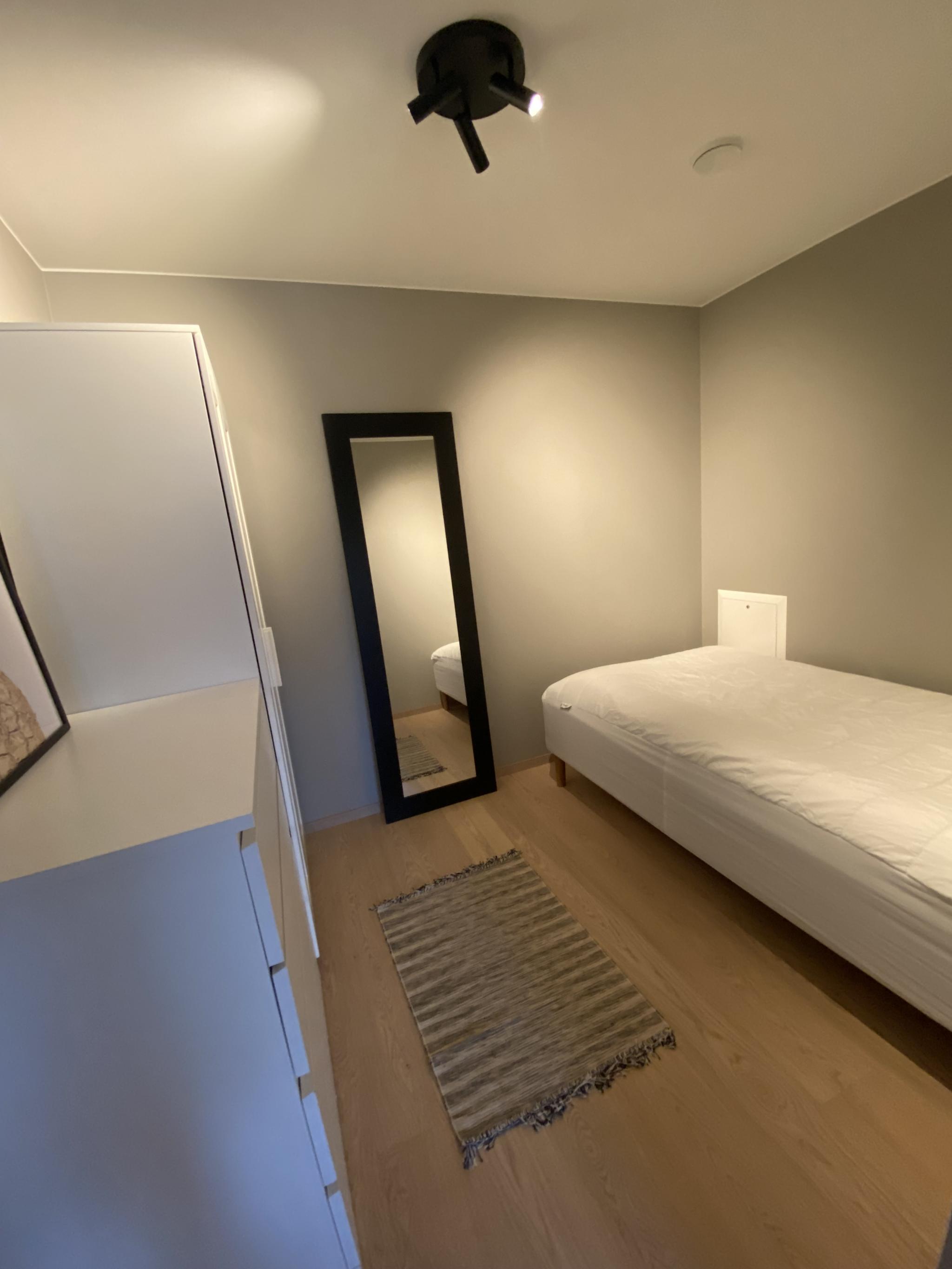 Koselig innredet med skap, kommode og 120 cm seng