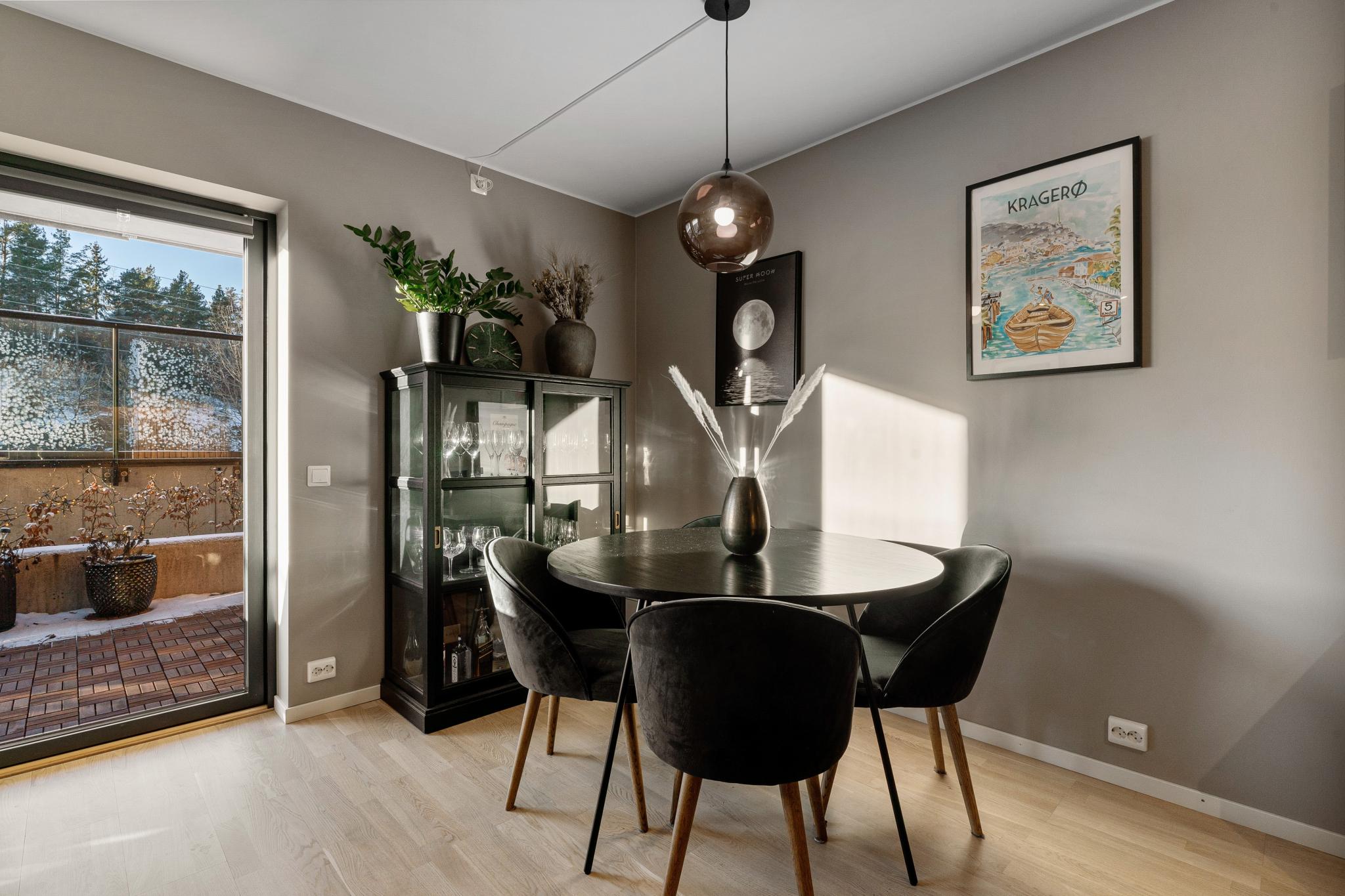 Fra stuen er det utgang til vestvendt uteplass