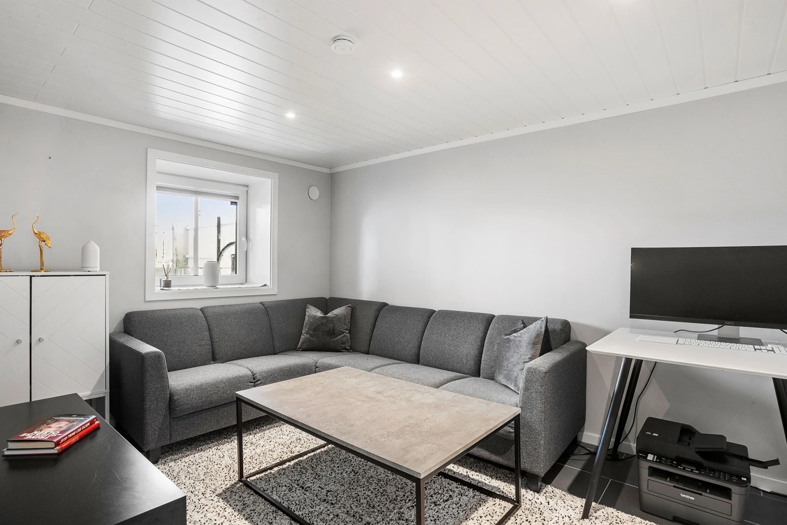 Kjellerstue som kan også brukes som 4. soverom. Kjelleretasjen har gulvvarme 