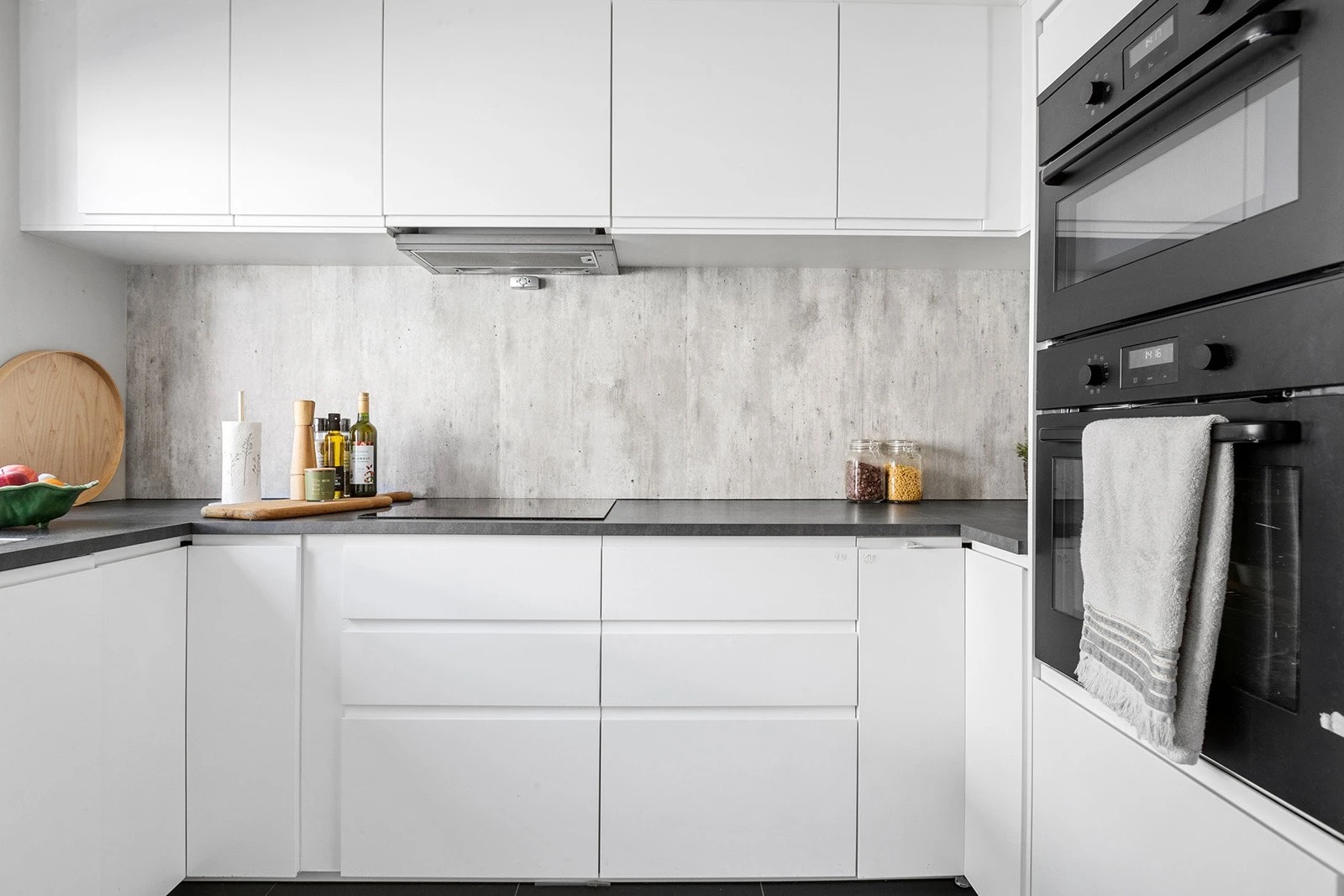 Kjøkken med hvitevarer 