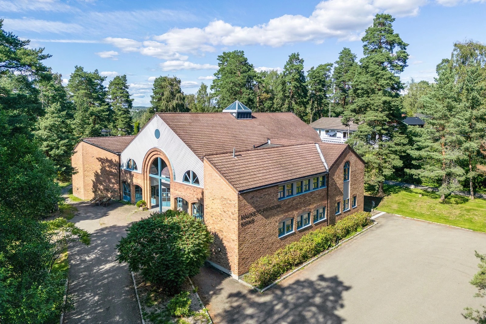 Kirken ligger på andre enden av gaten med kun 4 minutters gå avstand. Perfekt for kristne familier.