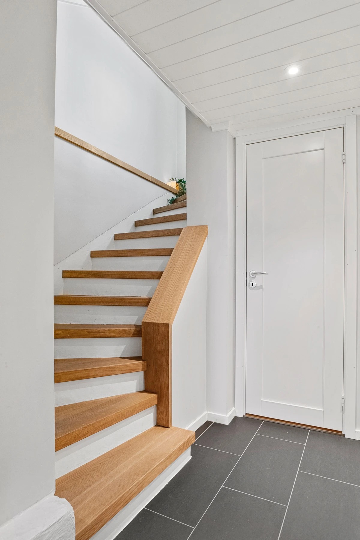 Ny trappe på vei ned til kjelleren