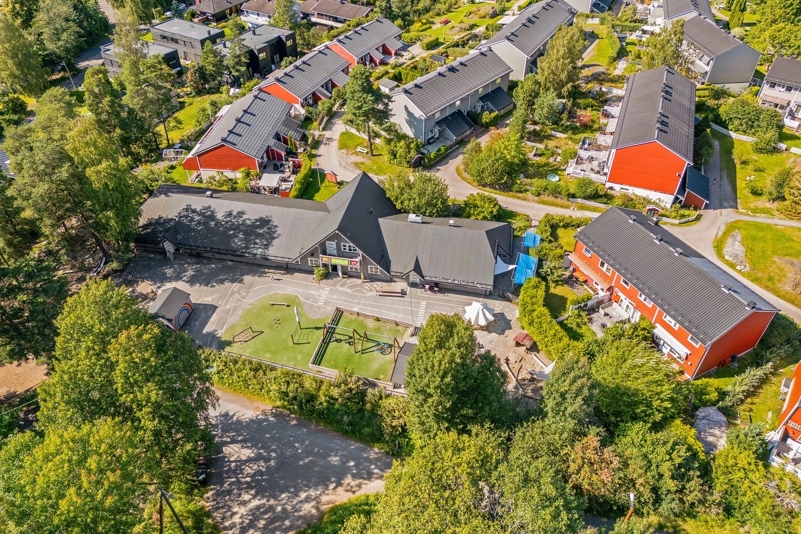 Læringsverksted barnehage er ca. 1 km unna fra boligen. 