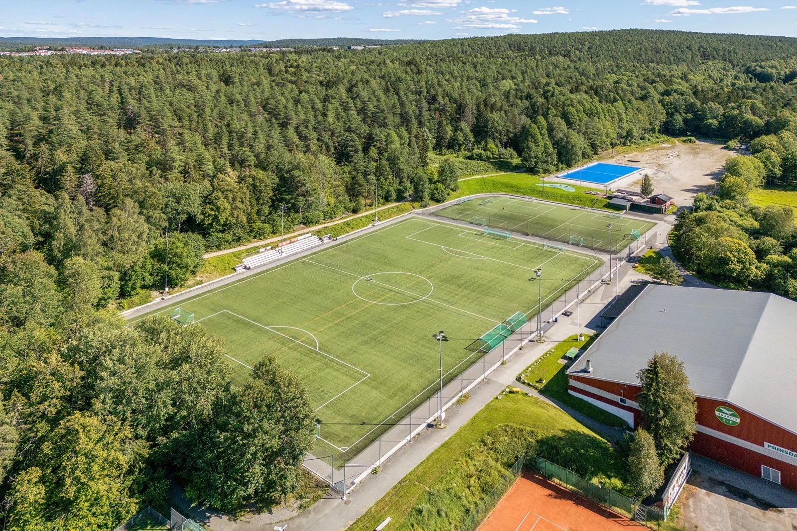 Fotballbane med rekke idretts muligheter kun 7 min gå avstand fra boligen