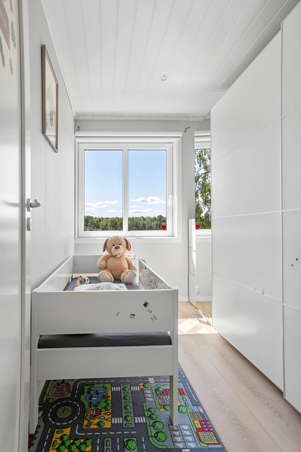 Barnetsoverom med stor garderobeskap ved siden av hovedsoverom som skaper trygghet 