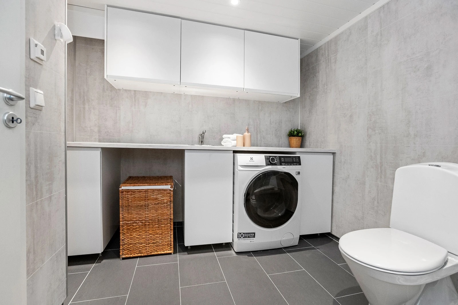 Moderne vaskerommet samt WC og dusjkabinett 