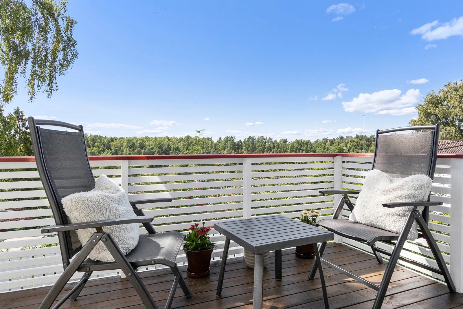 Solrik balkong med fint utsikt.