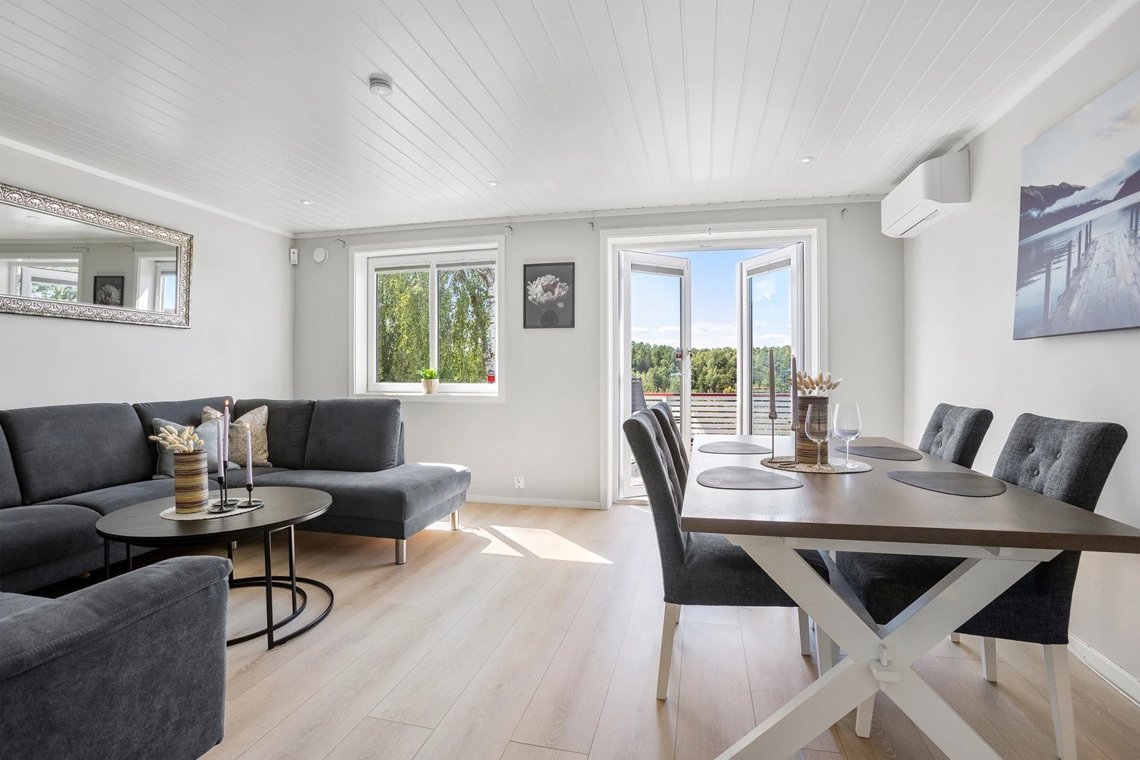 Stue med dobbeldør med utgang til solrik terrassen. Stuen har gulvvarme. Ny varmepumpe!