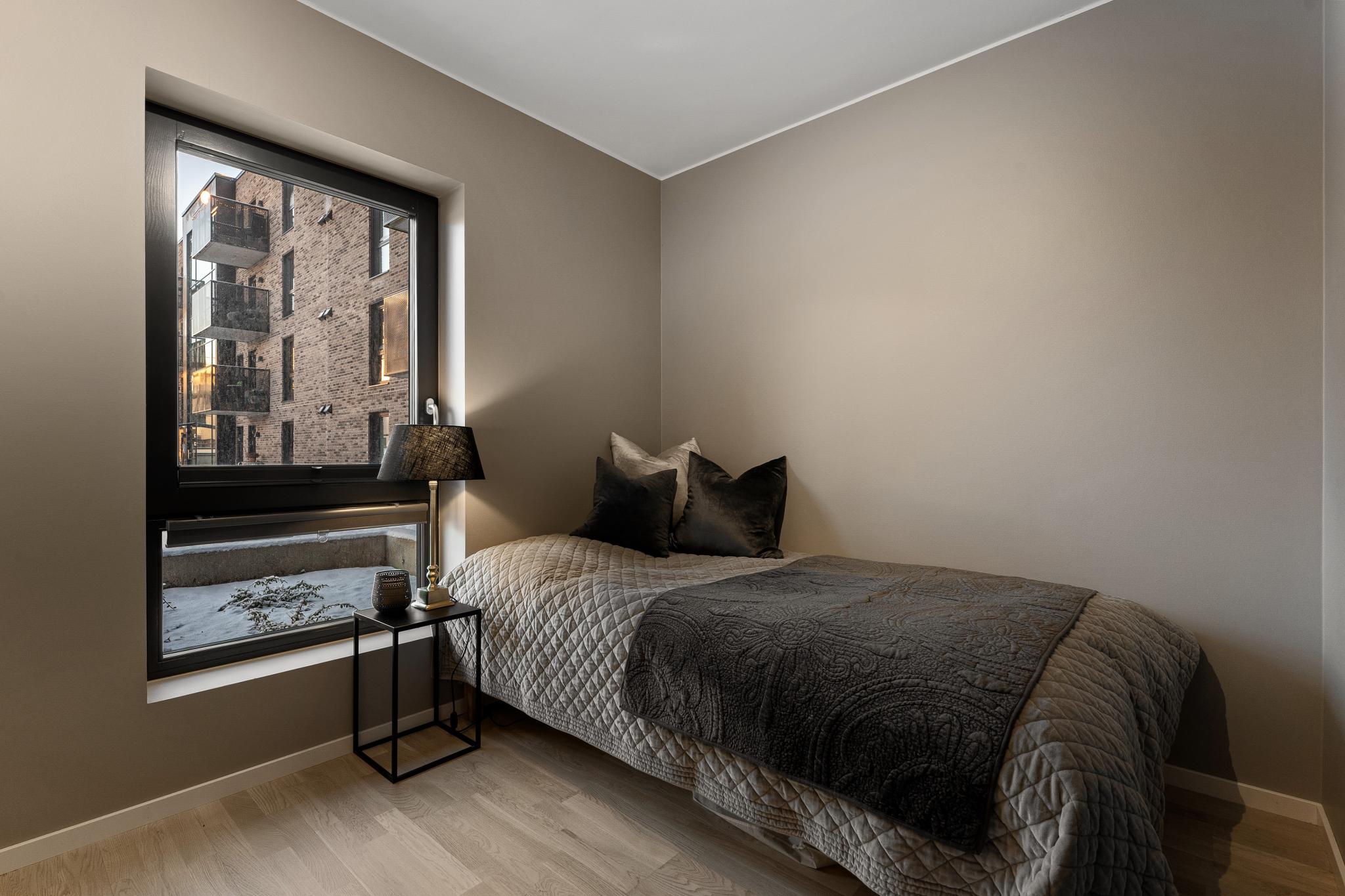 Stort soverom 2. Kan benyttes som hjemmekontor