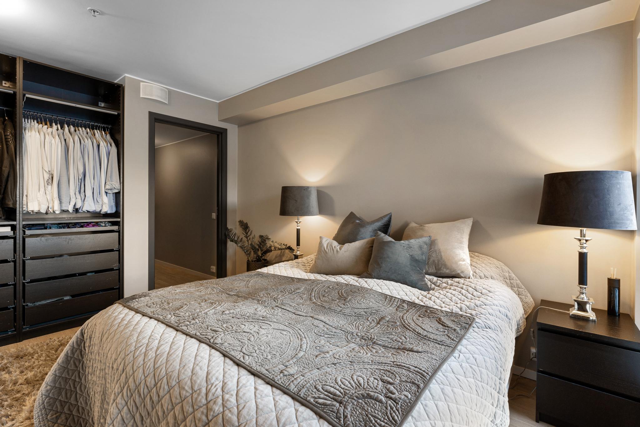 Stort hovedsoverom med garderob og bod