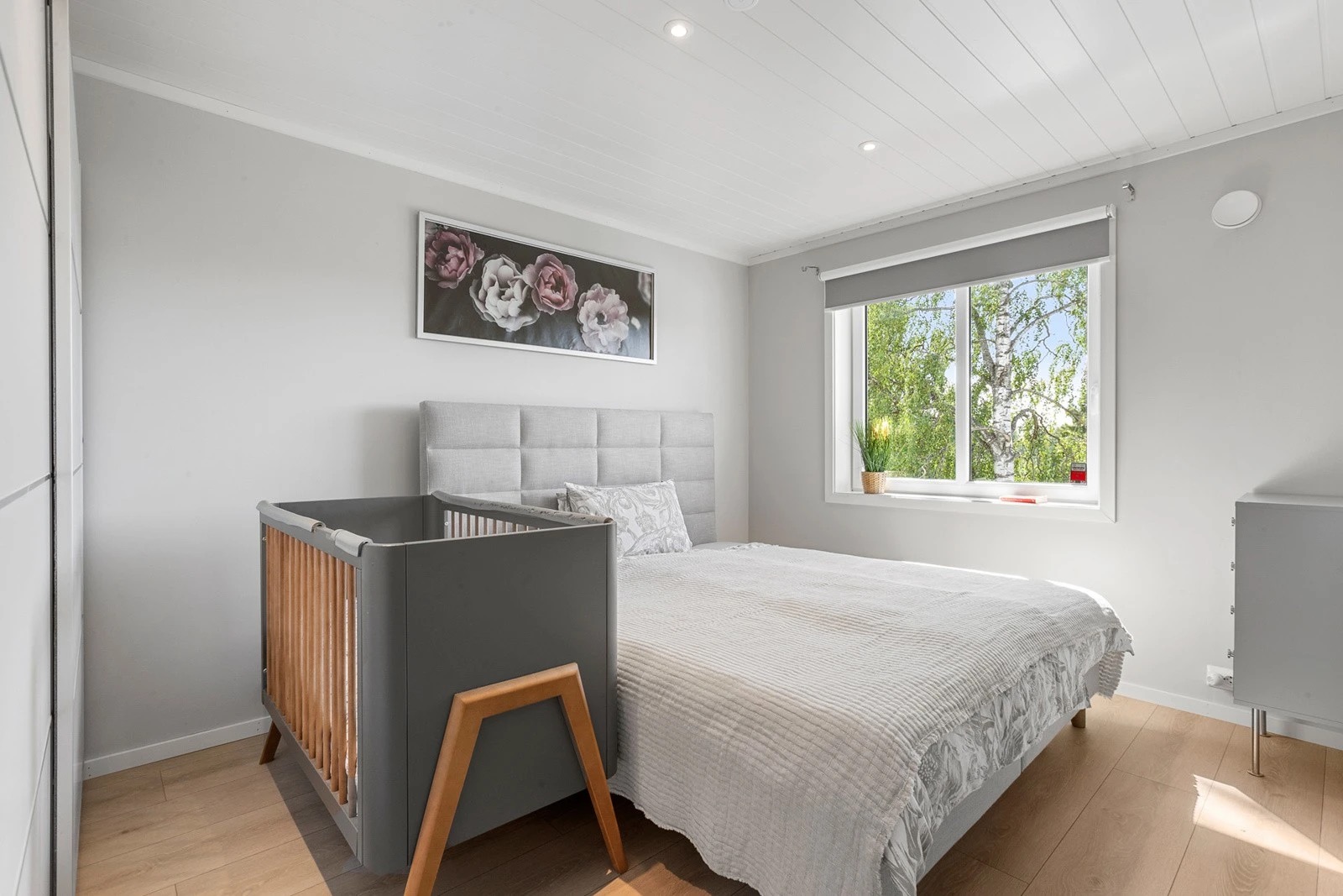 Storthovedsoverom med stor garderobeskap. 