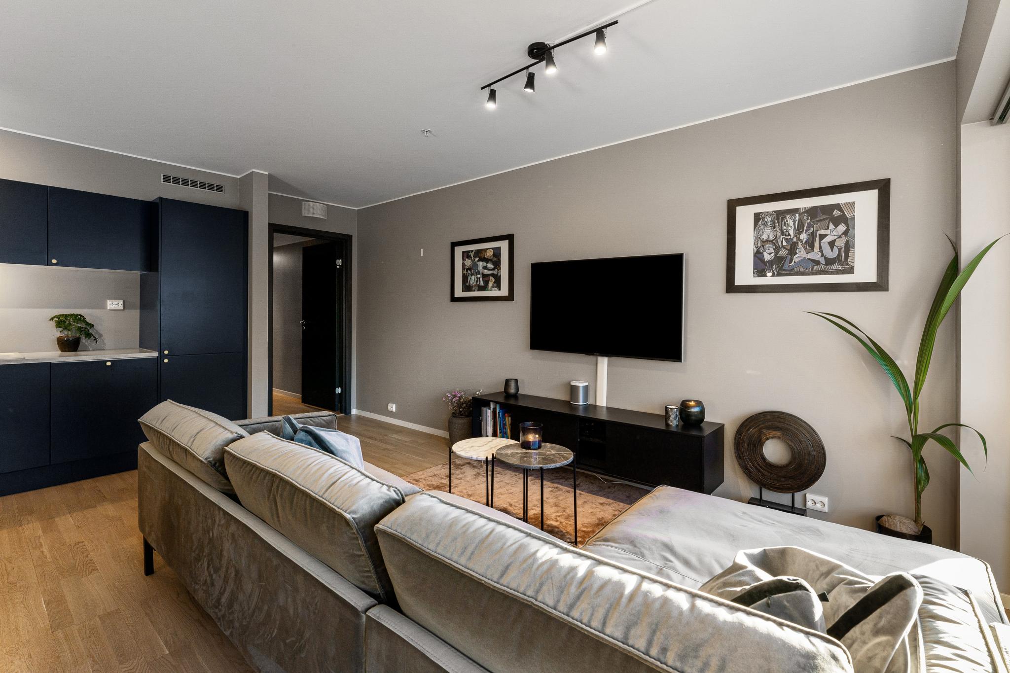 Kjøkken og stue i åpen løsning 