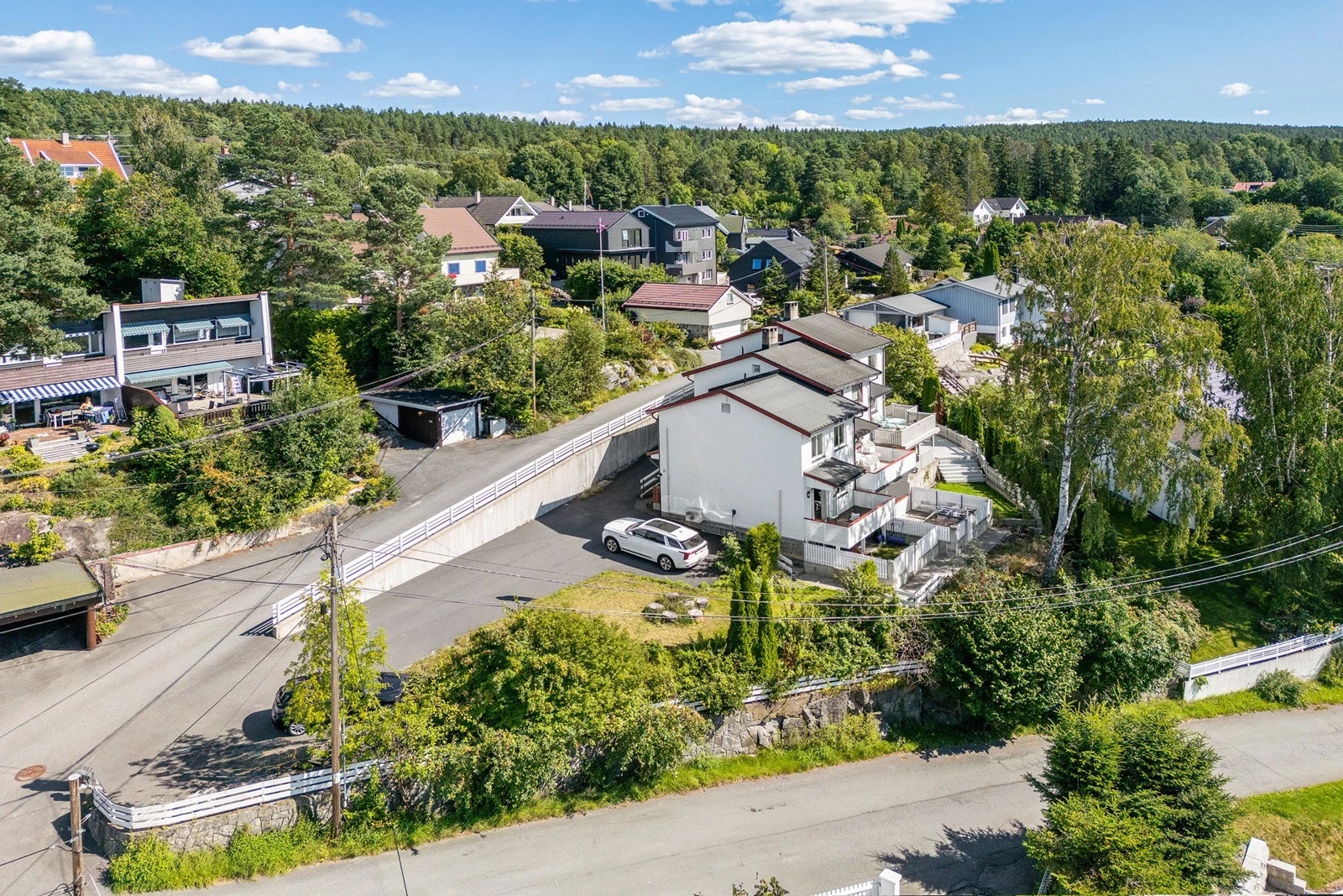 Boligen følger med 2 p-plasser med elbil lader. Felles hage for fester og sammenkomster.