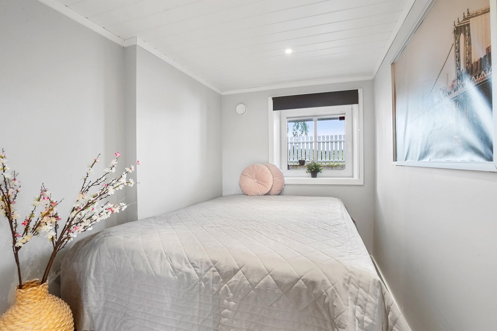 Romslig 3. soverom stor nok for queen seng størrelse og er moderne garderobe 