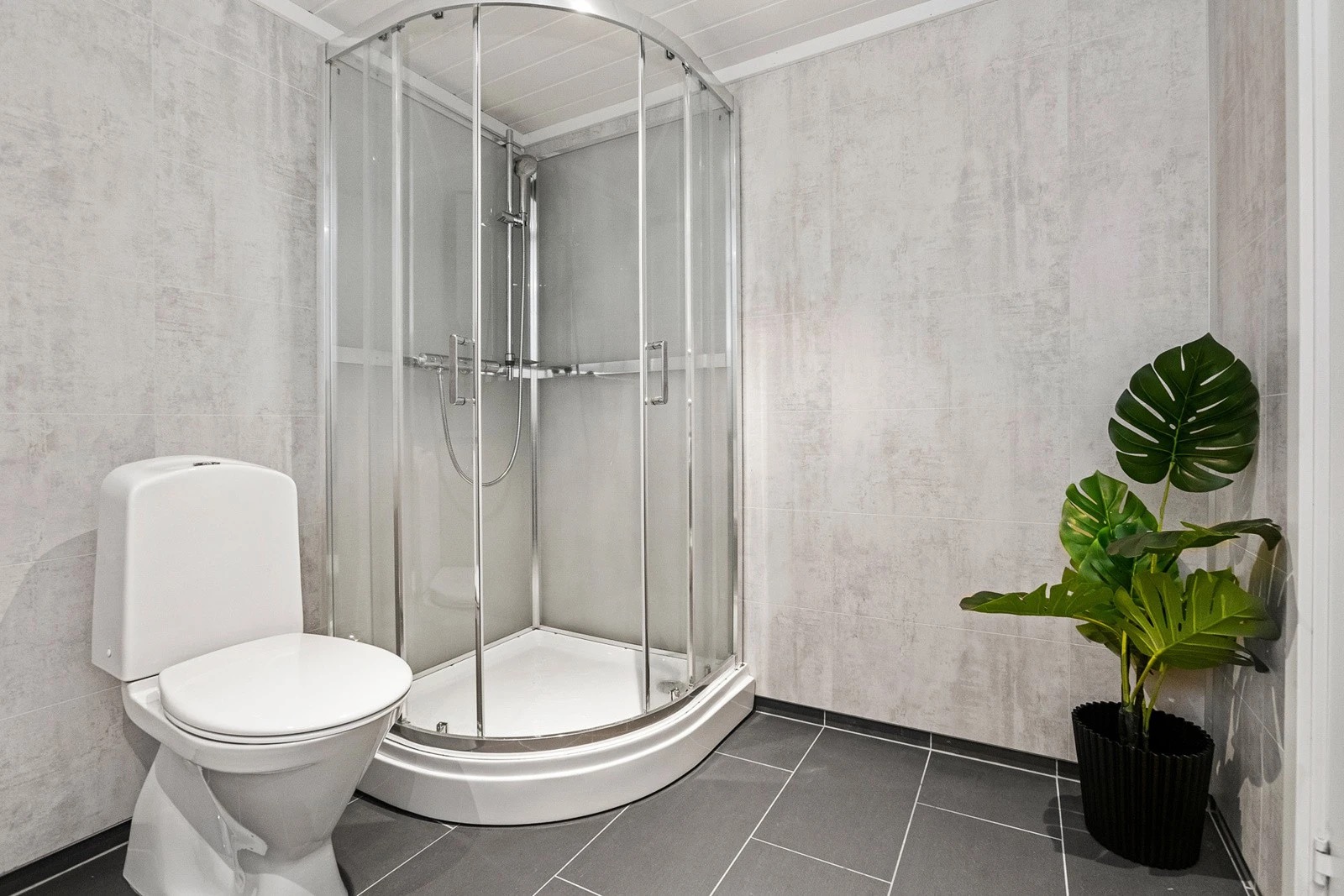 WC og nesten ny dusjkabinett 