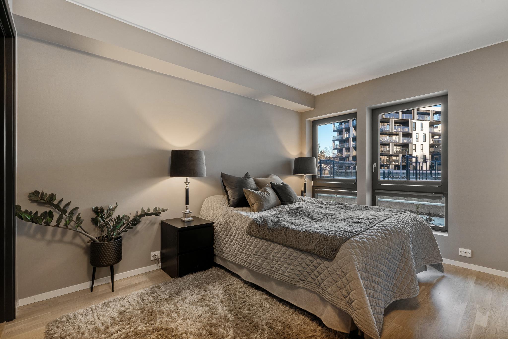 Stort hovedsoverom med romslige, østvendte vinduer