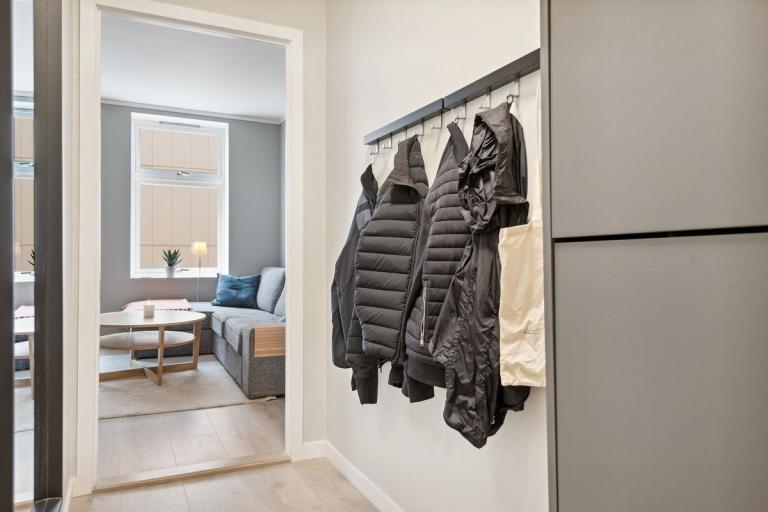 Entre med skohylle og knagger til jakker