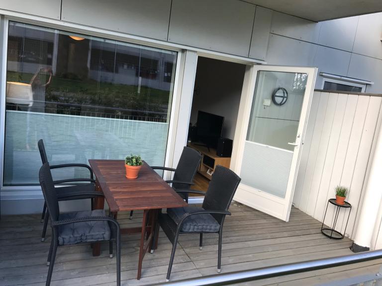 Sørvendt markterrasse med gode solforhold, og lite innsyn. Bord og stoler er inkludert i leien. 