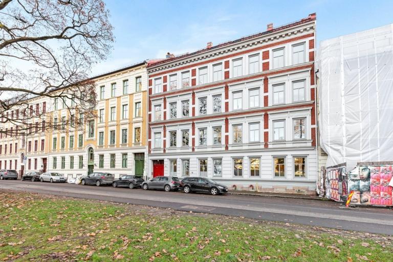 Leiligheten er i nederst til høyre med to vinduer mot Sofienbergparken.