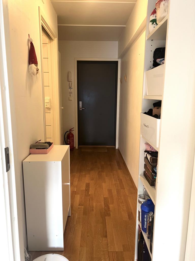 Gang mot utgangsdør, bad inn til venstre