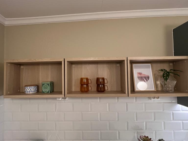 Kjøkken med hvitevarer