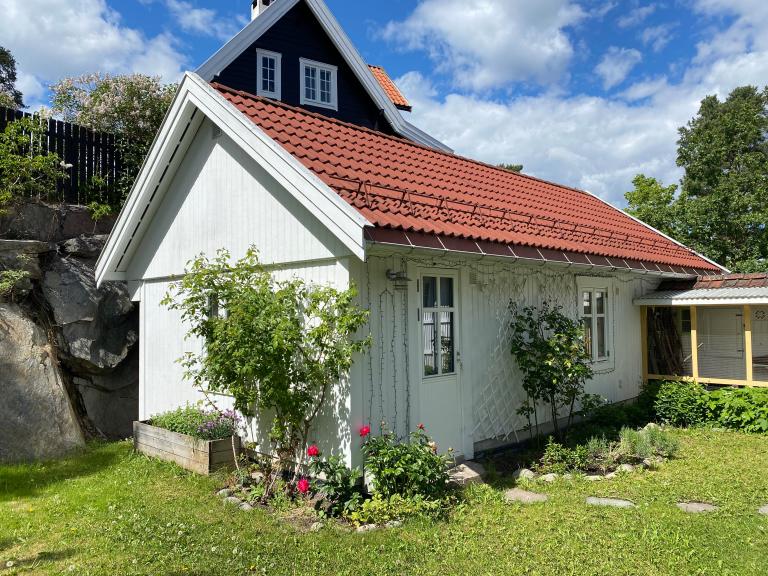 Øvingslokale/hjemmekontor/hobbyrom i anneks. Vindu i inngangsdør og dobbelt vindu mot syd.