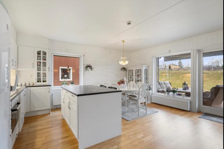 Kjøkken og spisestue skilles av en praktisk kjøkkenøy