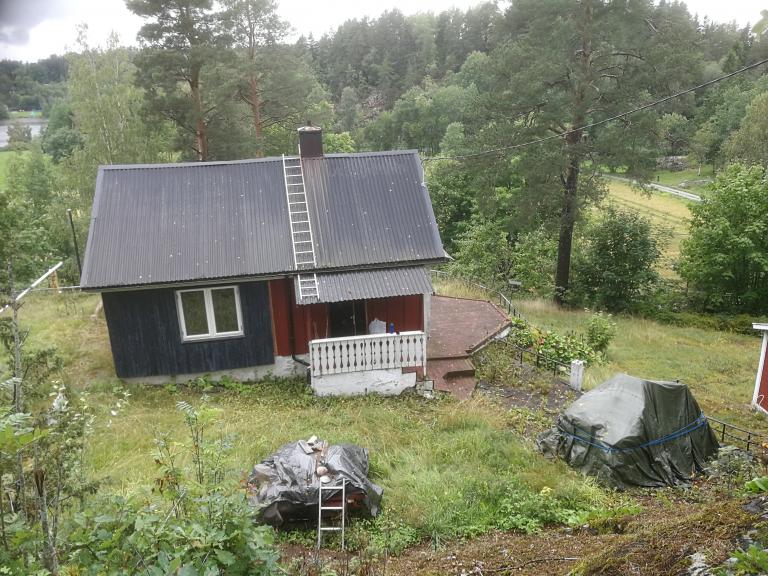 Påbegynt skifting av panel og isololering utvendig.