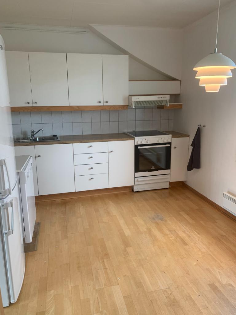 Kjøkken med god  plass til spisebord 