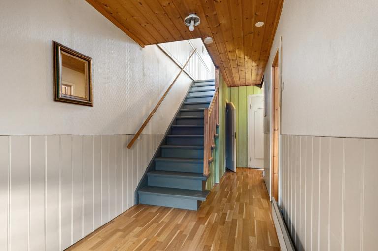 Trapp opp til spisestue, stue, kjøkken og terasse.