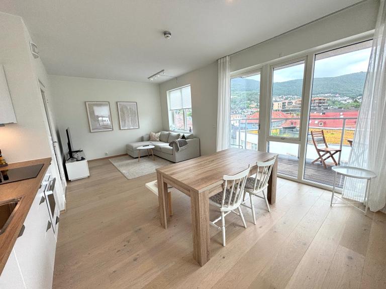Spiseplass på kjøkkenet. Disse møblene medfølger ikke (leiligheten kan møbleres mot et lite tillegg i leien).