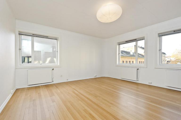 Åpen stue & kjøkkenløsning i et hjørnerom med gode lysforhold (foto stuedelen)