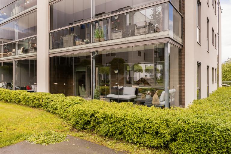 Det er innglasset balkong (vil ikke møbleres)