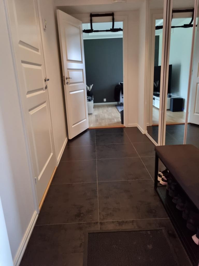 Entré med skyvedører i speil og god oppbevaring