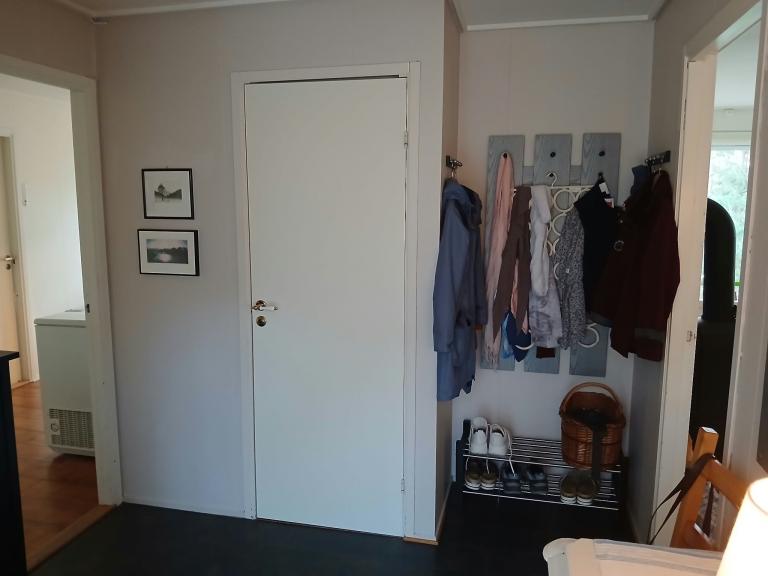 Stor gang / entre med inngang til kjøkken, separat WC og stue.