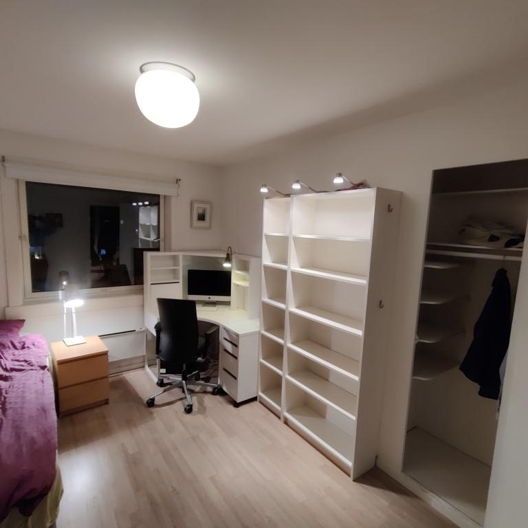 Soverom med garderobe