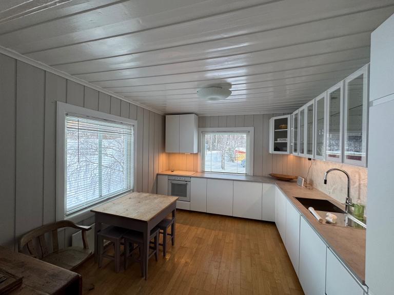 Nytt og stor kjøkken (IKEA) med mye skapplass, hyggelig kjøkkenbord med utsikt mot vest, stillegående oppvaskmaskin og induksjon platetopp