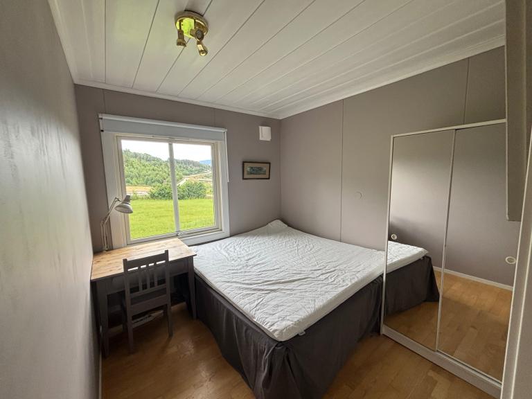 Soverommet har plass til 180-seng og en arbeidsplass samt et garderobeskap