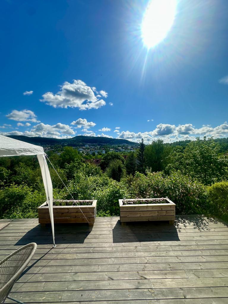 Utsikt mot Grefsenkollen, solforhold fra tidlig om morgenen til kl15. Solforhold på fellesplassen (1 min gange hele dagen)