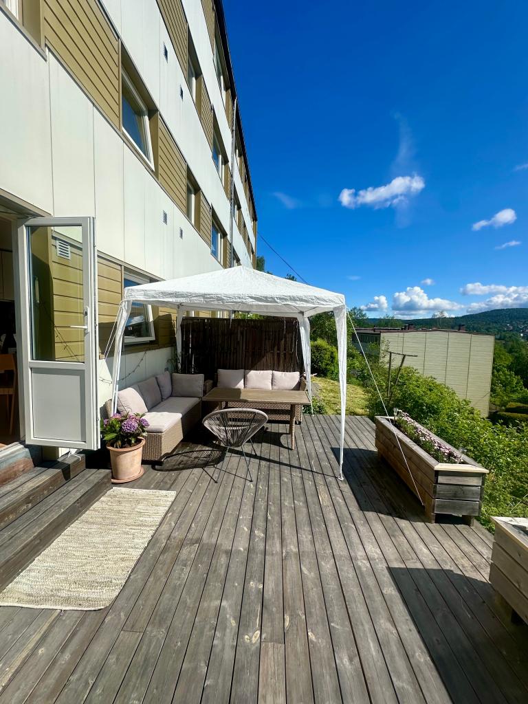 Markaterrasse med utemøbler, grill og varmelampe. Fjerner teltet.