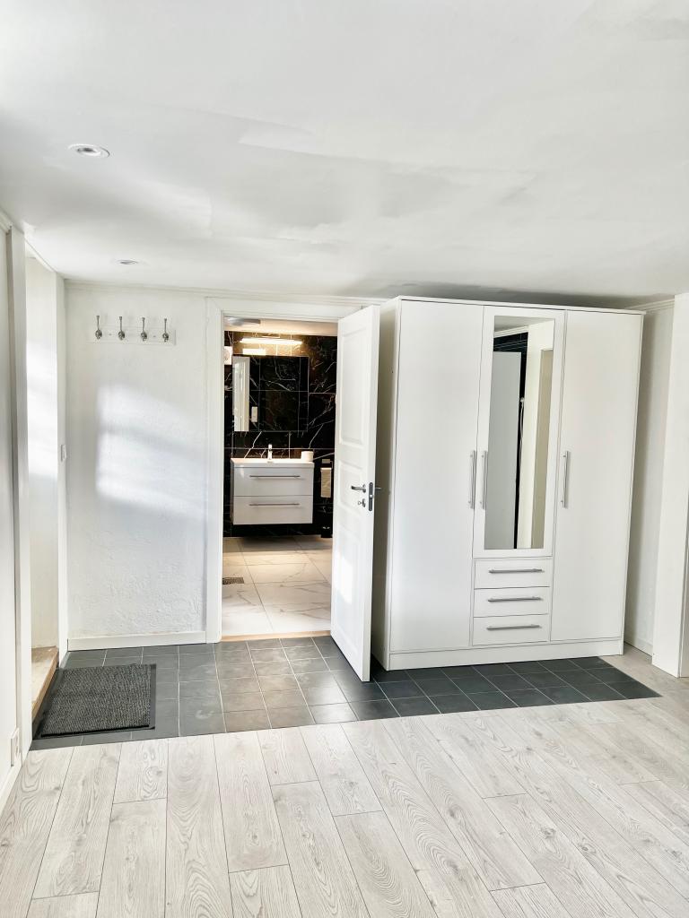 Garderobe i gangen og inngang til eget bad