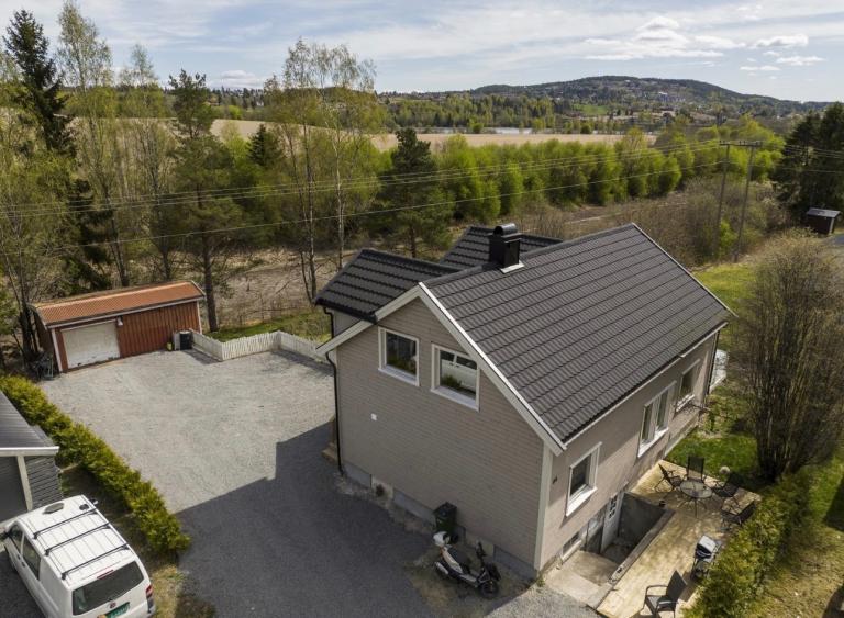 Hybelen har egen inngang og biloppstillingsplass rett utenfor (der det står en scooter), egen terrasse også  