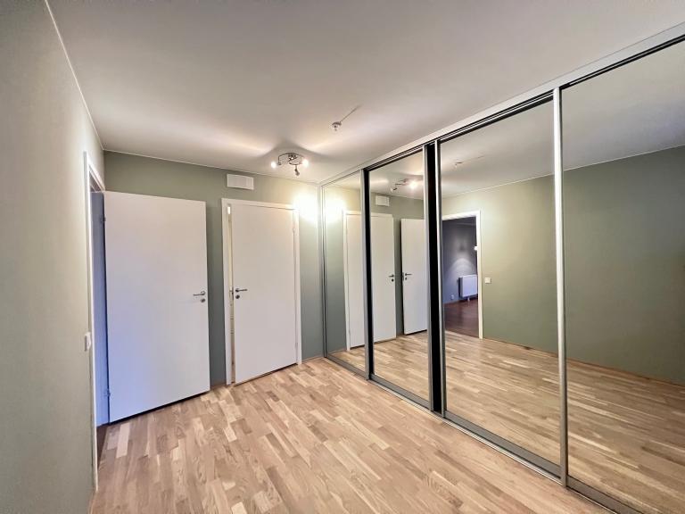 Romslig soverom med gode lagringsmuligheter