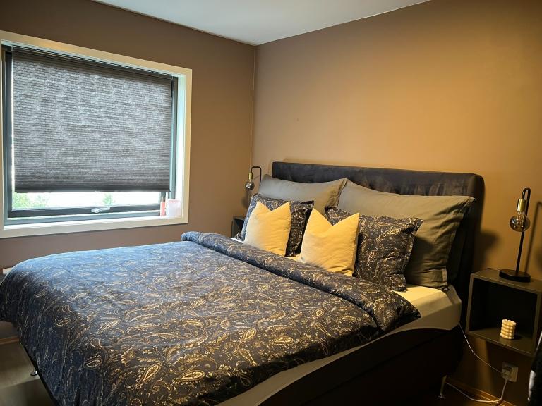 Romslig soverom med plass til dobbeltseng