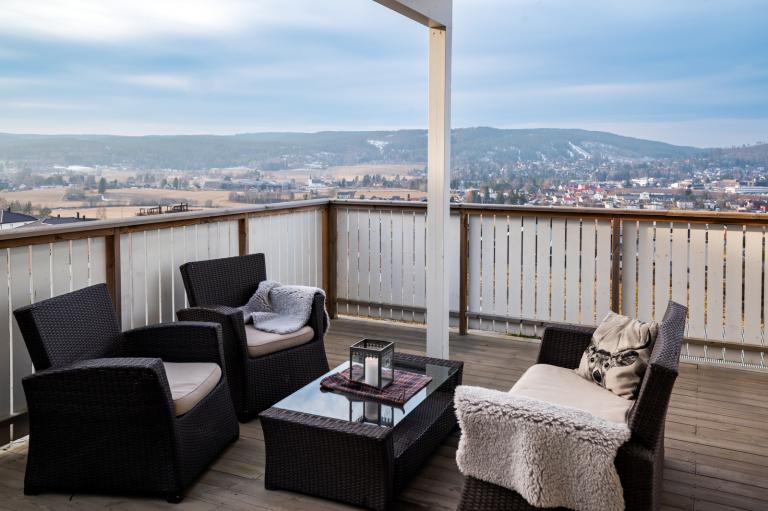 Åpen og fin terrasse, hvor man kan nyte mange soltimer.