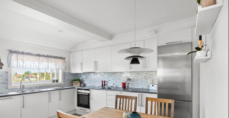 Spisebord og stoler følger ikke med 