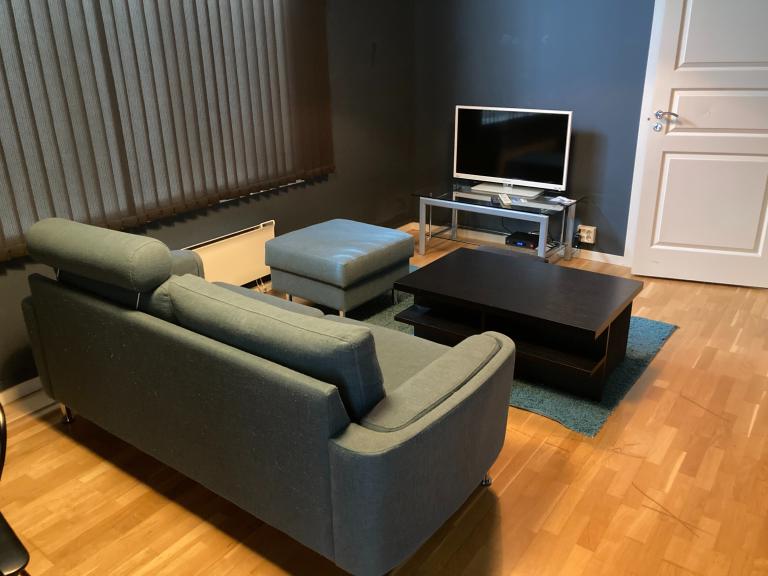 Stue med TV og gardiner