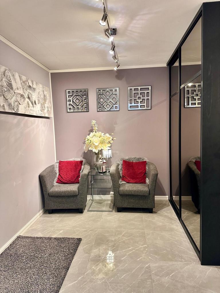 Innbydende gang med god plass til å henge fra seg yttertøy