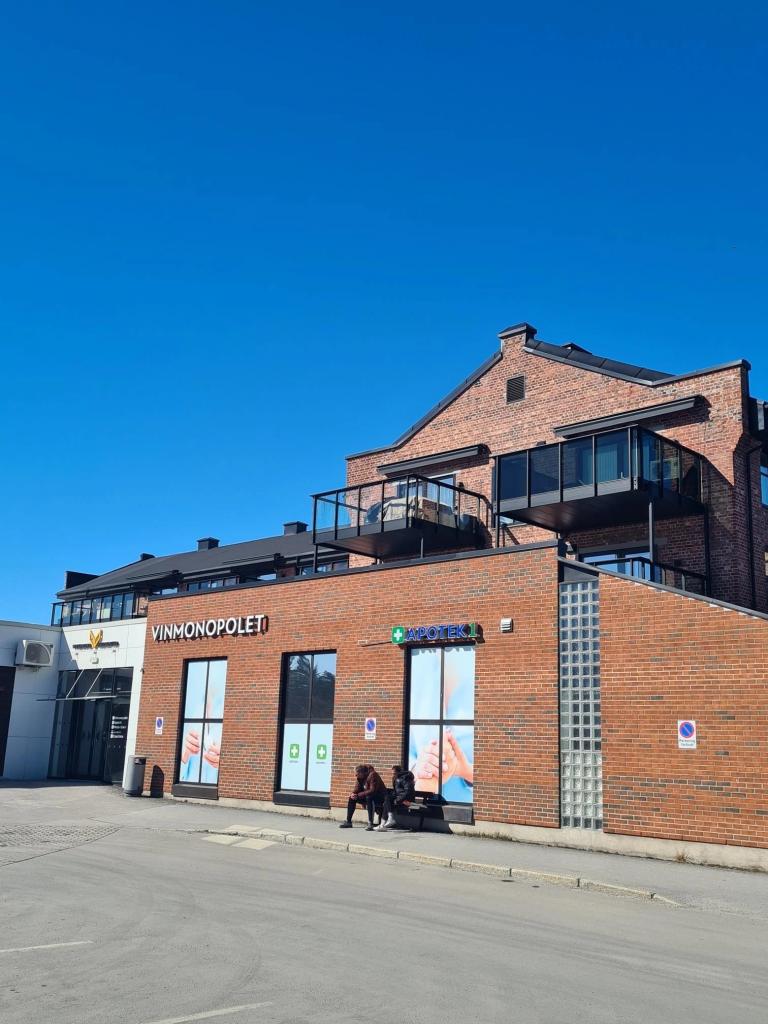 Vikersund Nærsenter med forskjellige butikker i 1. etg