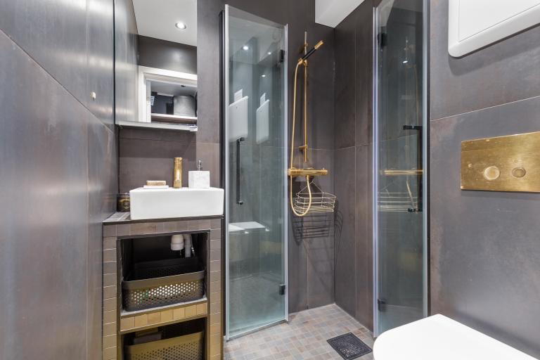 Stilig bad med dusjhjørne, vegghengt WC og gulvvarme 